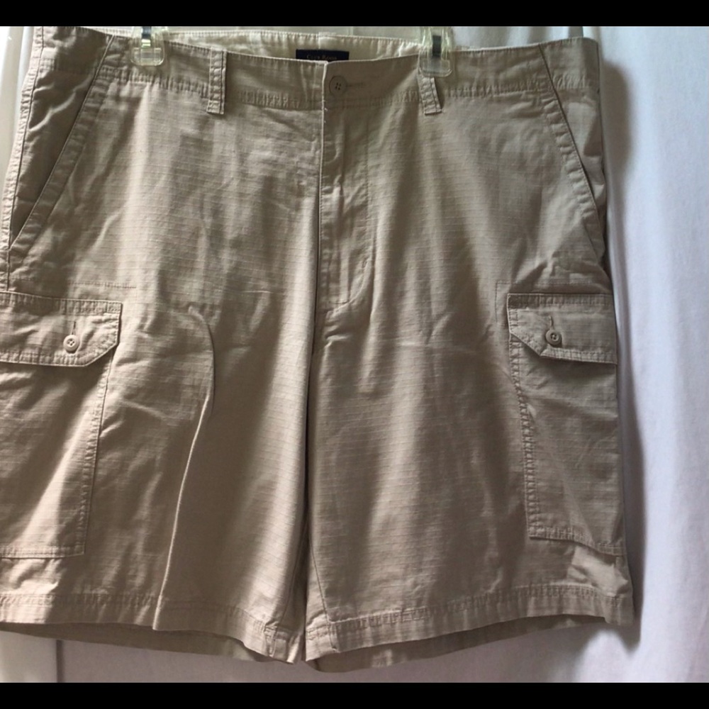 Men’s Club Room Tan cargo carpenter shorts size 40